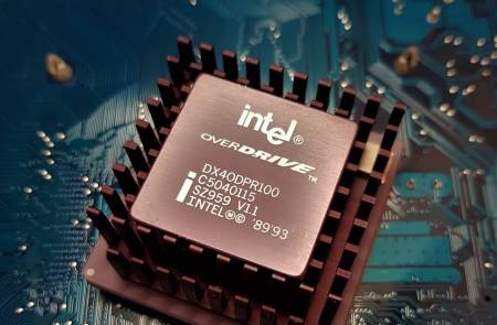 퀄컴, 인텔 인수 추진 난항..500억 달러 부채 등 장벽