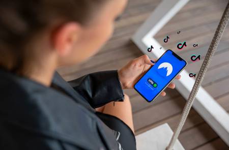 틱톡 강제 매각법 시행 앞둔 트럼프 정부, 찬반 의견 첨예