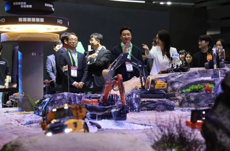 정기선 HD현대 수석부회장, 서울모빌리티쇼 현장 방문… 스마트 굴착기 등 트렌드 살펴