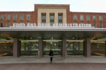 美 FDA, 코로나19 백신 접종 대상 ‘65세 이상·고위험군’으로 제한 추진