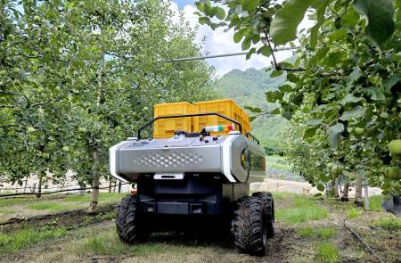 "트럭 옆에 대기" 말하면 알아듣는다…대동, 국내 최초 'AI기반 음성인식 운반로봇' 공개