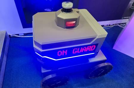 신성델타테크, 순찰 가능한 ‘軍용 이동 로봇’ 첫 공개… 포트폴리오 확장 박차