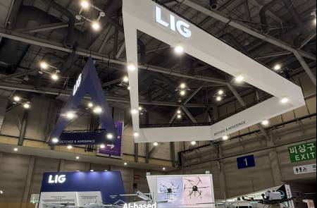 LIG넥스원, AI 기반 군집 무인기 최초 공개… 미래 전장 비전 제시