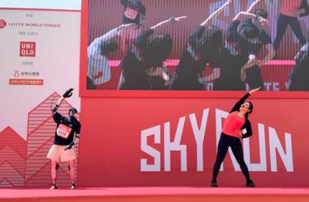 롯데이노베이트, '2026 롯데월드타워 스카이런' 행사에 휴머노이드 로봇 '로이' 투입